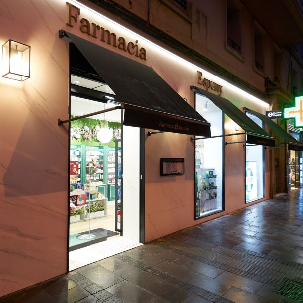 Fachada Farmacia Espuny por la noche