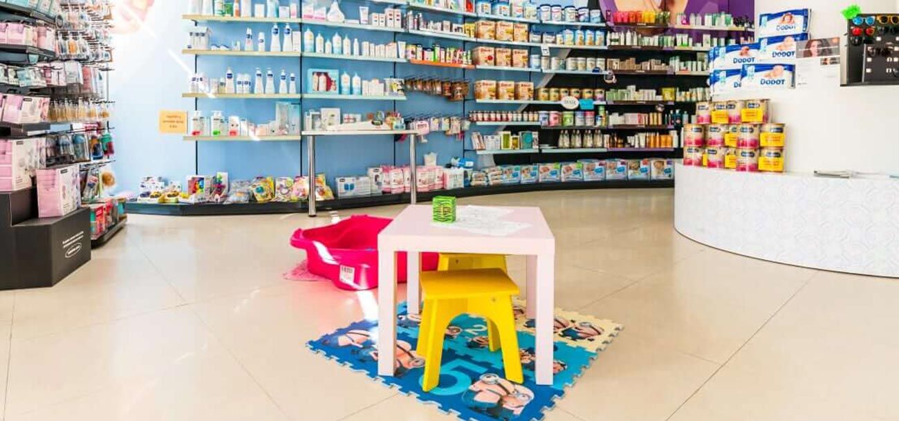 Farmacia interior con zona para niños