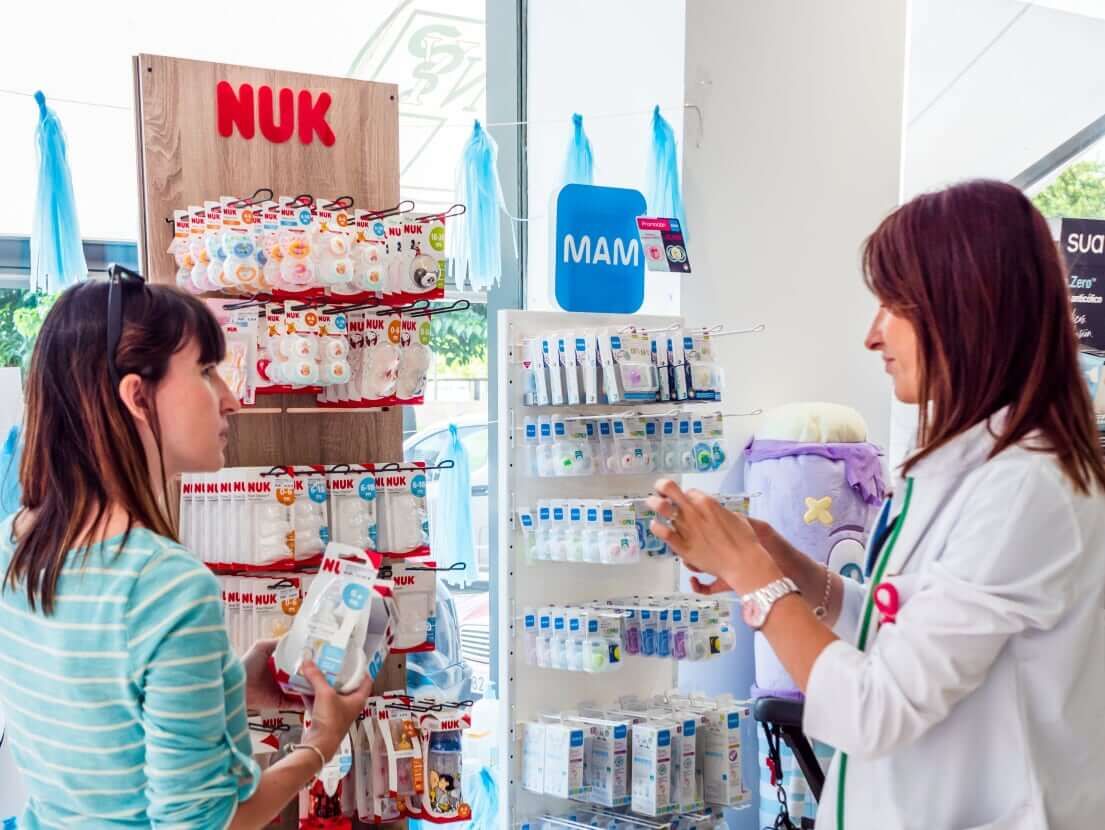 Cliente consultando productos de salud bucodental