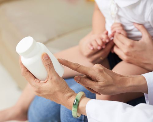 Farmaceutica explicando medicamentos para infantil
