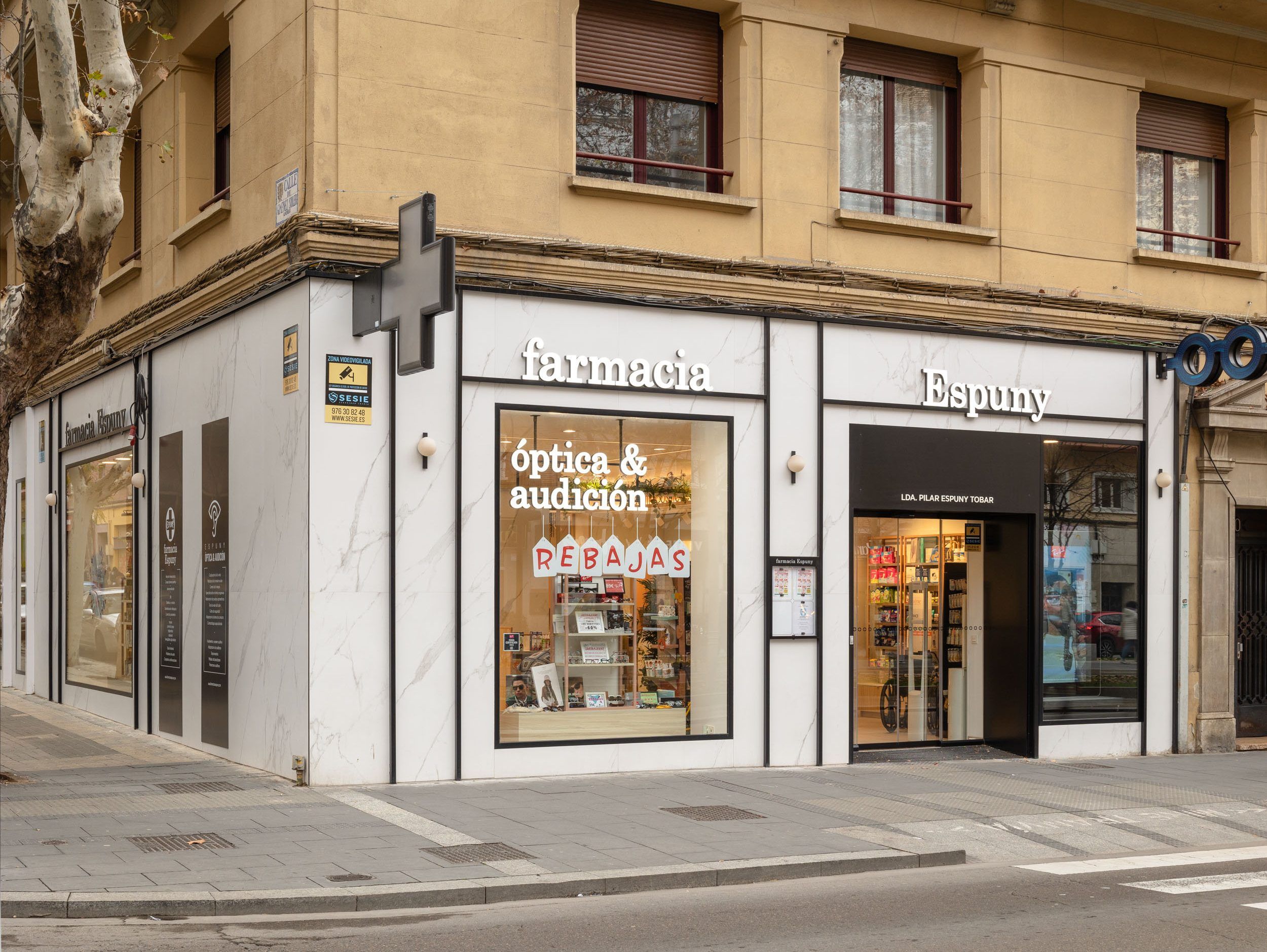 Zona para niños con juguete en farmacia