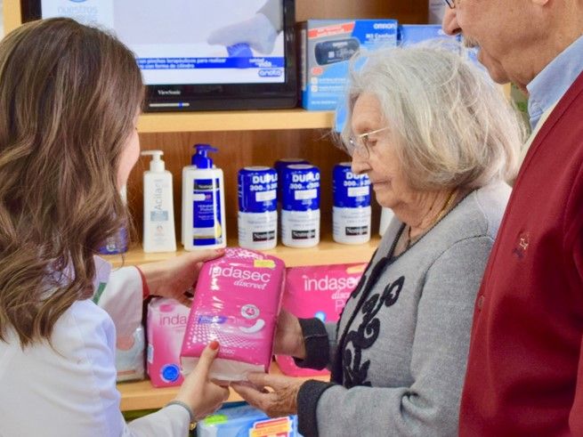 Farmaceuta enseñando productos aptos par mayores